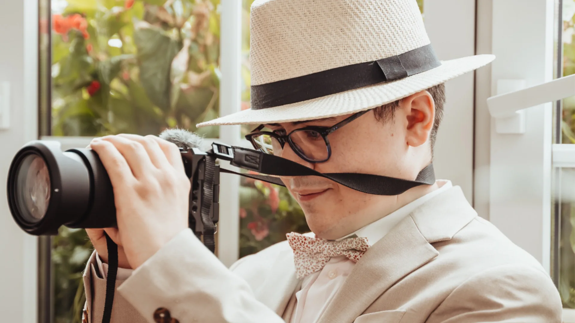 Jeune homme qui se nomme Draily Florentin avec son appareil photo dans les mains.